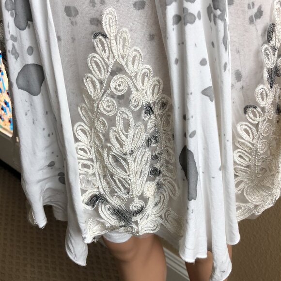 Beautiful top with sheer overlay - Picture 7 of 9